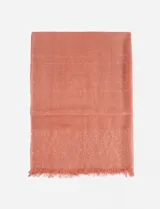 Pashmina color salmón con textura y flecos.