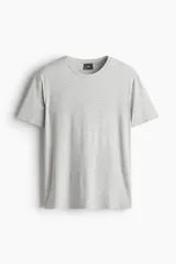 Conjunto de pijama gris claro melange, compuesto por una remera de manga corta con cuello redondo y un short con cintura elástica ajustable con cordón y bolsillos laterales.