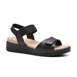 Sandalias de cuero azul marino con plataforma baja color beige. Presentan dos tiras ajustables con velcro y plantilla acolchada.