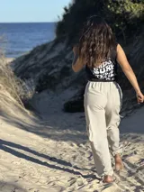 Pantalón de tela rayada rosa y blanco, de corte amplio y cintura elastizada.