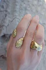 Anillo dorado con diseño de coral marino.