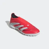 Championes de fútbol Adidas Predator League, color rojo con tres franjas plateadas, diseño sin cordones y suela de goma estriada para moqueta.