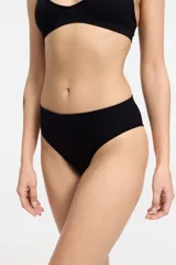 Bombacha de bikini azul con diseño de olas y tiro medio, confeccionada en microfibra seamless con fundillo 100% algodón.