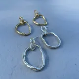 Aros colgantes plateados con forma irregular.