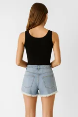 Short de jean celeste con roturas y calce alto.