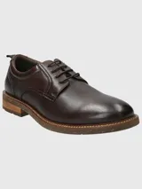 Zapato acordonado de cuero color marrón claro, con suela de goma y detalle de tirador en el talón.