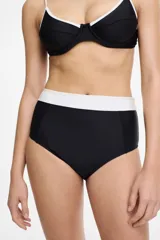 Conjunto de bikini negro de lycra con top deportivo y bombacha de tiro alto.