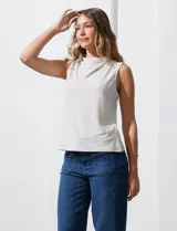 Blusa sin mangas de seda fría color beige, marca Tahari, con cuello volcado.