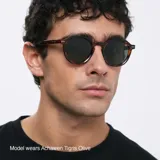 Lentes de sol Achawen All Black con montura geométrica en relieve y lentes polarizadas negras.