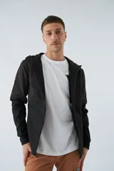 Campera negra con capucha ajustable, mangas largas y fit regular. Tiene logo estampado y en grifa de plástico, y un bolsillo en el pecho.