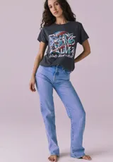 Remera gris con estampa frontal de la banda The Rolling Stones y la frase "It's Only Rock 'n' Roll".