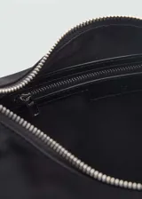 Bolso tipo hobo negro de poliamida con forro de poliéster y correa de hombro fina. Cierre superior con cremallera.
