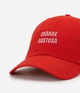 Gorra de sarga de algodón color rojo, con visera curva y ajuste trasero. Presenta bordado en la parte frontal con el texto "GRANDE GOSTOSA" en letras blancas.