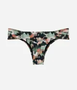Conjunto de bikini con corpiño con aro y bombacha con laterales drapeados, ambos con estampa tie dye en tonos verde, negro, blanco y naranja.