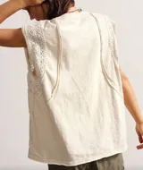 Remerón color crema con estampado de labios rojos con leopardo y encaje en los hombros.