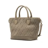 Cartera tipo tote color verde con diseño tejido formando rombos y logo XL Extra Large al frente en símil cuero. Tiene acceso con cierre, correa regulable, un bolsillo interno con cierre y otro abierto. El interior es de tela de algodón y poliéster.