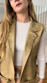 Chaleco verde de ecocuero con cuello solapa y cierre con botones a presión.