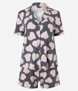 Conjunto de pijama americano corto confeccionado en viscosa certificada, compuesto por una blusa de manga corta con cuello solapa y abotonado delantero, y un short con cintura elástica y lazo. Estampado de corazones.