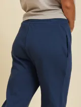 Babucha de algodón gris, con cintura elástica y puños acanalados.