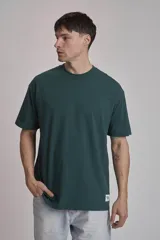 Remera color beige de corte recto y mangas cortas.