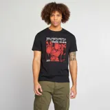 Camiseta negra de manga corta con estampado de Iron Man en rojo y texto en japonés.