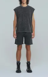 Musculosa gris con efecto nevado, corte oversize y hombros caídos.