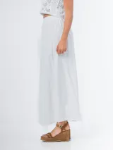 Sandalias de cuero color marrón con plataforma y taco de 8cm forrados en gamuza. Diseño con doble tira frontal y tira regulable al tobillo con hebilla metálica.