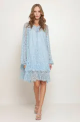 Vestido corto celeste de encaje con cuello redondo con lazo, mangas largas acampanadas y falda con volados.