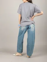 Remera blanca amplia de manga corta con cuello redondo.