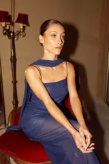Vestido largo de microtul azul con escote recto, frunces y forro corto. Incluye cuello desmontable.