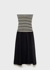 Vestido midi de punto a rayas horizontales negras y crudas, con cuerpo ajustado sin mangas y falda amplia de algodón color negro.