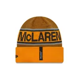 Gorro de lana tejido color naranja con detalles en gris y negro. Presenta el nombre "McLaren" tejido en el frente y el logo bordado en el dobladillo.