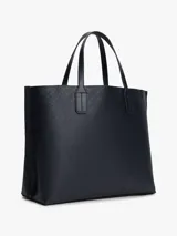 Cartera satchel Tommy Hilfiger color azul marino con monograma TH en relieve. Tiene doble asa de mano, correa bandolera extraíble y monedero extraíble con cremallera.