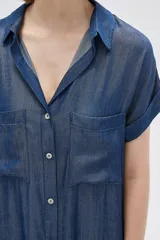 Vestido camisero azul de viscosa con cuello, botones y mangas cortas.