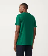 Remera verde de algodón, corte comfort, cuello redondo y mangas cortas. Estampado frontal con texto "Société Nautique Des Regates" y un pequeño velero.