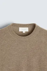 Jersey de hombre regular fit, color negro, tejido en hilatura de lana cashmere. Cuello redondo y manga larga con terminaciones en rib.