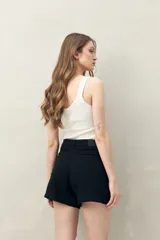 Short color beige de algodón, con tiro medio, cinco bolsillos y terminación limpia.