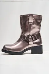 Bota corta color peltre con hebilla decorativa y taco cuadrado.