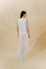 Musculosa rosa de lino con espalda de tejido circular y bordado a mano con técnica mixta.