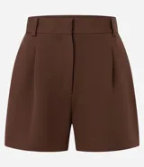 Short de vestir color marrón con cintura alta, trabillas, pliegues delanteros y bolsillos laterales.