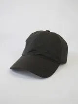 Gorro de algodón negro con visera, ideal para actividades deportivas.