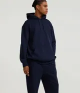 Pantalón jogger azul marino, de corte holgado con puños ajustados en los tobillos y cintura elástica con cordón.