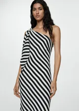 Vestido largo de fiesta con estampado de rayas diagonales en blanco y negro, escote asimétrico de un solo hombro y detalle de nudo en el tirante.