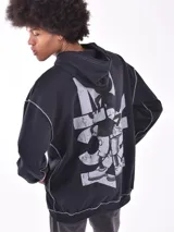 Buzo hoodie negro con bolsillo tipo canguro y estampado frontal con letras en color gris.