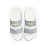 Sandalias Nike de mujer, color blanco con doble tira superior estampada con logos Nike en gris y texto Nike en verde flúor.