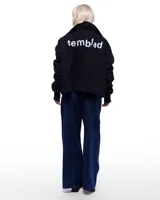 Campera bomber de jean azul con cuello de cuero negro y puños de algodón.
