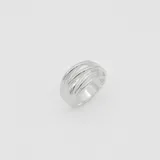 Anillo de plata 925, con diseño moderno y acabado pulido.