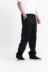 Pantalón jean cargo negro, de corte recto, con bolsillos laterales con solapa y botón.