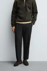 Pantalón regular fit color azul marino, confeccionado en tejido elástico. Cuenta con bolsillos frontales, bolsillos traseros de vivo con botón y cierre frontal con cremallera y botón.