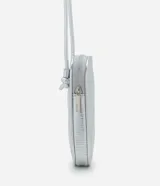 Bolso pequeño porta celular plateado, confeccionado en material sintético texturizado. Cuenta con cierre de cremallera y correa tubular fina.